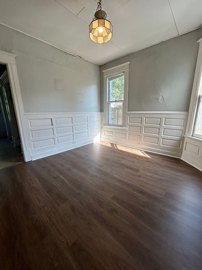 Building Photo - Large Five Bedroom House