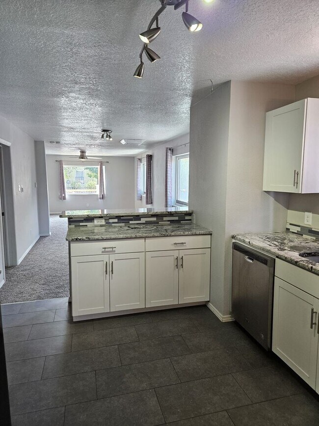 Building Photo - Gorgeous 2 bedroom in Barelas! Great location. Washer/Dryer. 1 car garage.