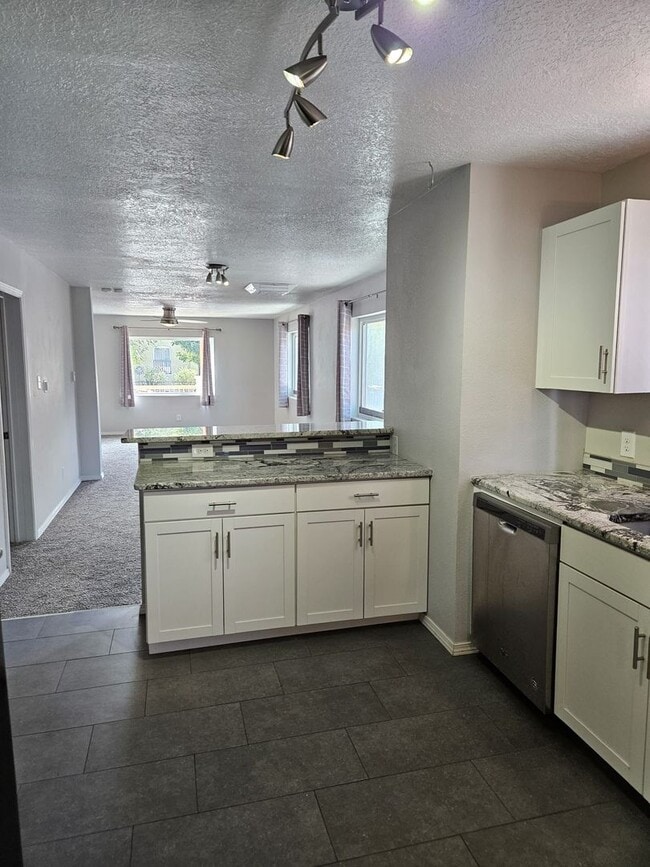 Building Photo - Gorgeous 2 bedroom in Barelas! Great location. Washer/Dryer.