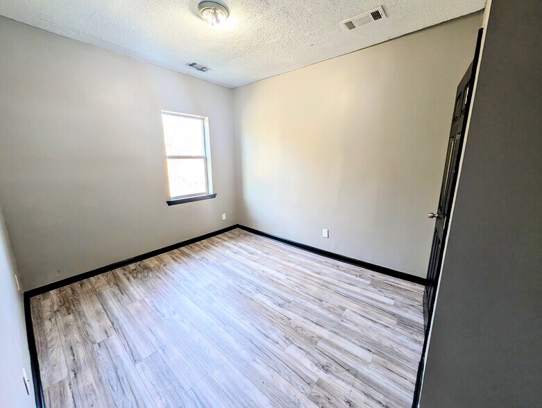 Building Photo - 1711 Stratford St