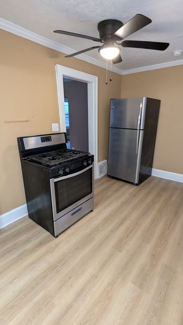 Building Photo - A charming 3-bedroom, 1.5-bathroom home located in the vibrant city of Akron