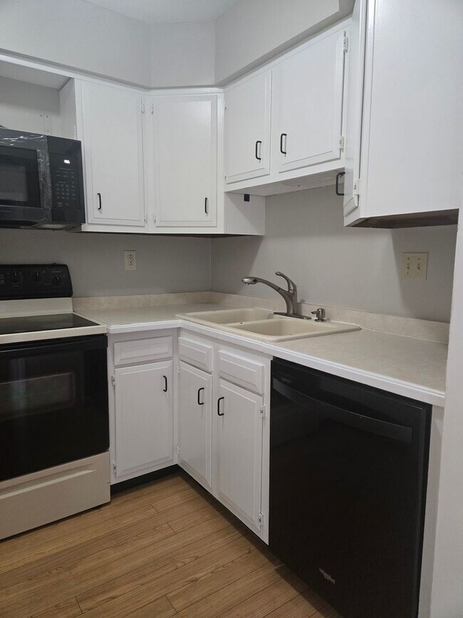 Building Photo - Spacious Townhome with Fully Fenced Privat...