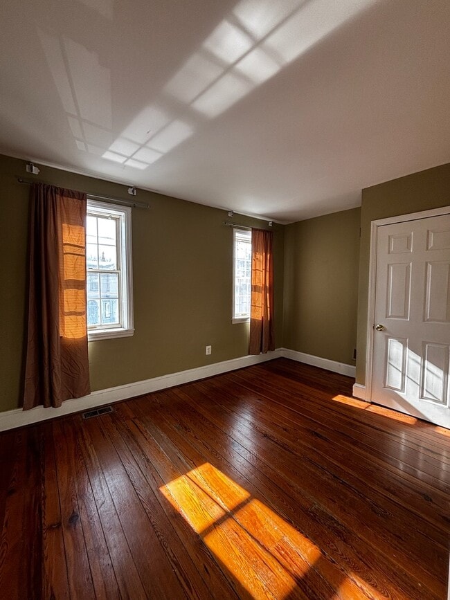 Building Photo - 807 W 10th St