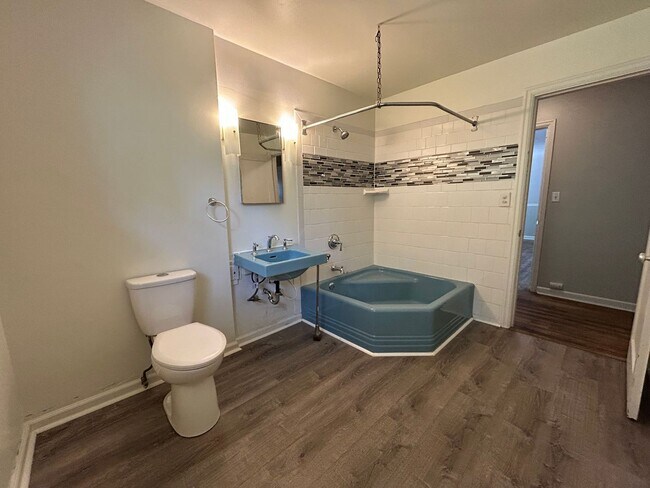 Building Photo - 2 Bed, 1.5 Bath Home with Basement and Sunroom