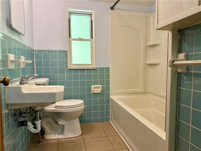 Building Photo - 823 Killarney Dr