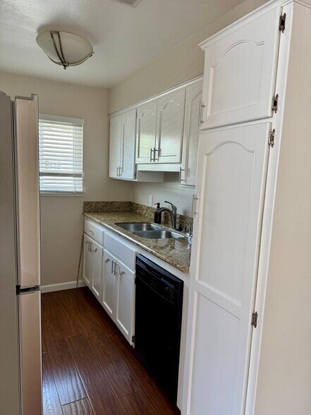 Building Photo - 4638 Via Vista Cir