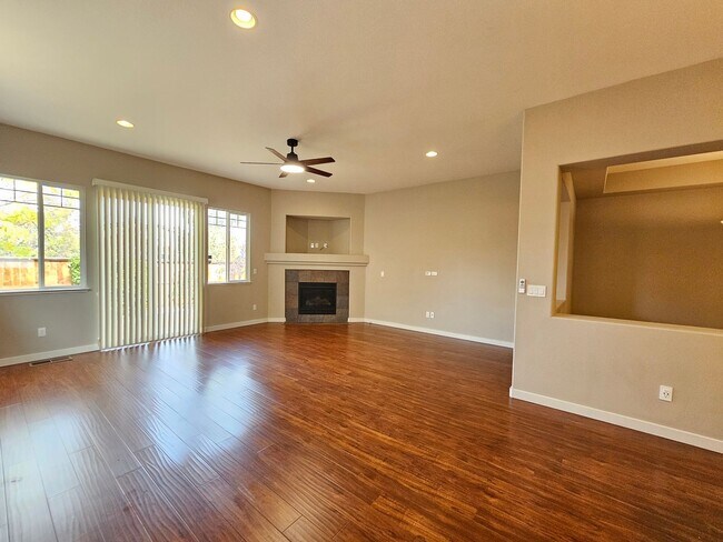 Building Photo - Gorgeous 4 Bedroom on Kiley Ranch