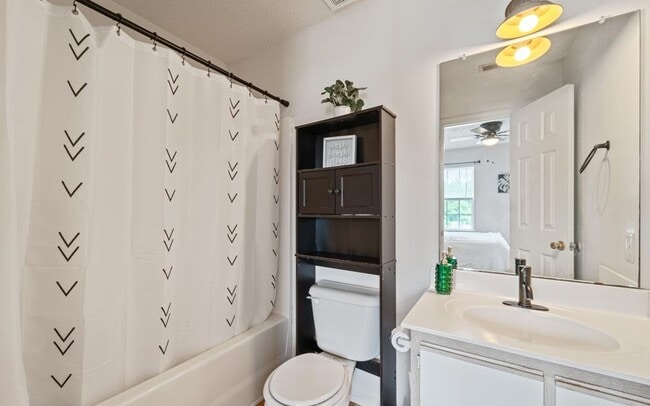 Building Photo - 2BR/2.5 Bath Townhome Minutes to Camp Lejuene