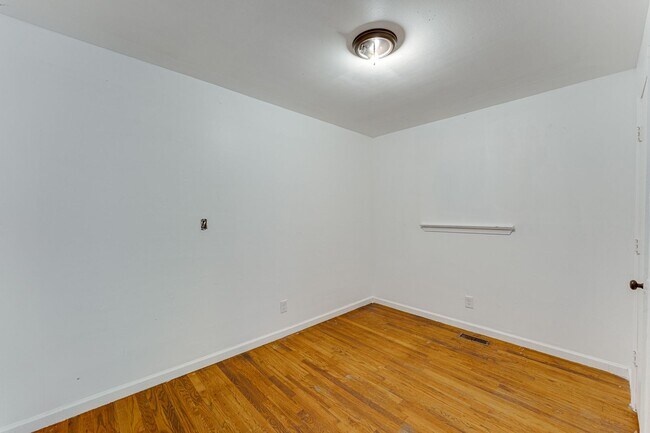 Building Photo - 1010 N Hickory St