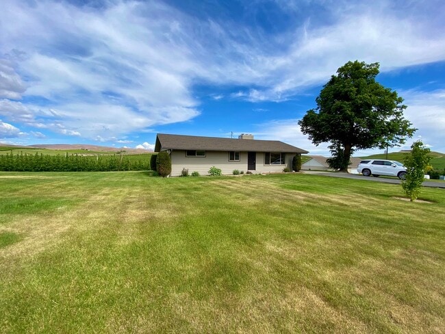 Building Photo - Charming Country Home