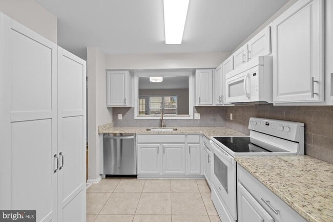 Building Photo - 8640 Dellway Ln