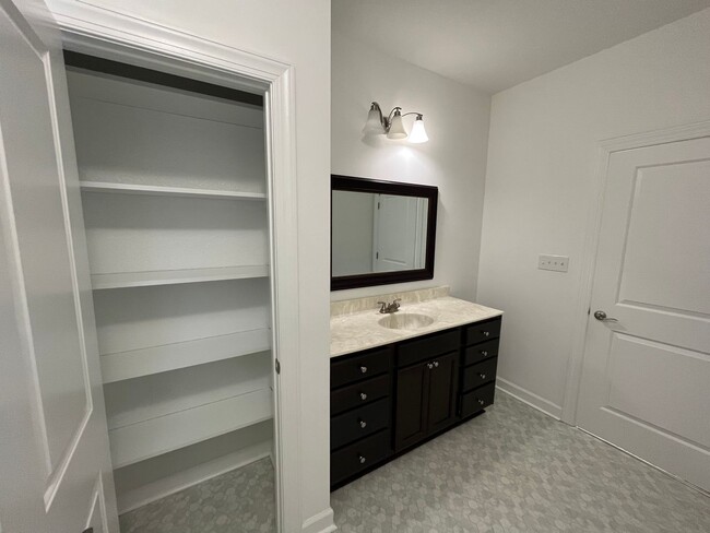 Building Photo - 4 Bedroom, 3.5 Bath Condo in Coveted Spenc...