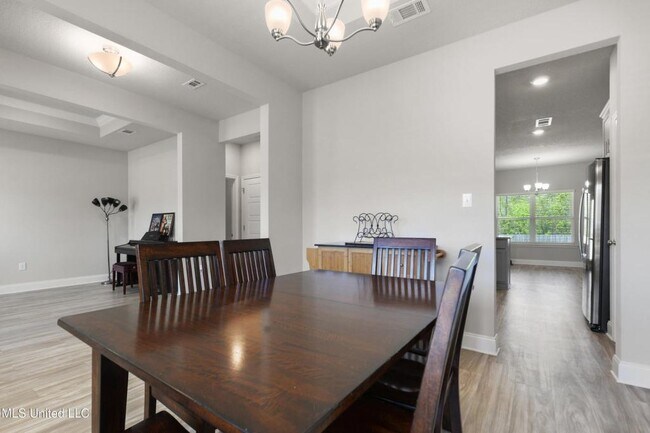 Building Photo - 12213 Savannah Cir