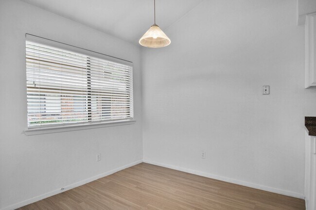 Building Photo - Beautiful Gated Townhome Great Location