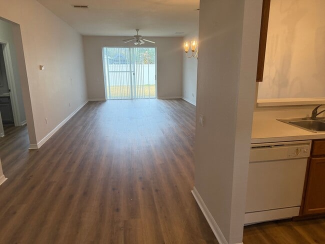 Building Photo - 4 Bedroom 2 Bath home in Hunter's Green/New Tampa