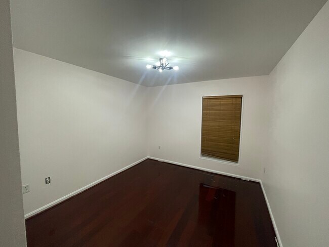 Building Photo - 14 Canterbury Sq