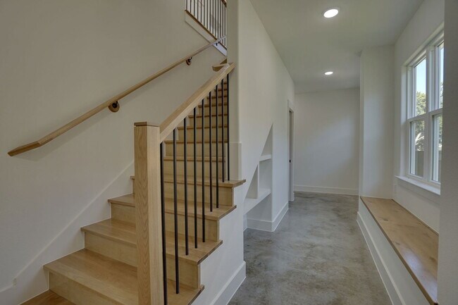 Building Photo - 302 Red Bird Ln