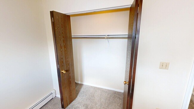 Building Photo - Updated 2 Bedroom, 2nd Floor,  Canfield Ap...