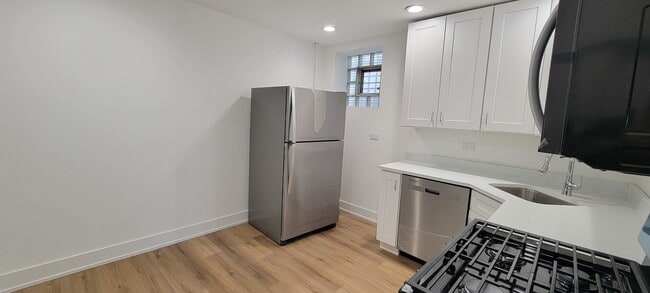 Building Photo - 3207 N Wilton Ave