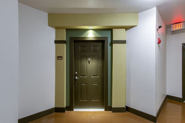 Building Photo - Rare rental opportunity at Bristol West End!