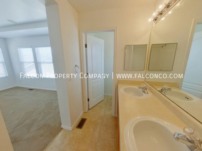 Building Photo - 6627 Silverwind Cir