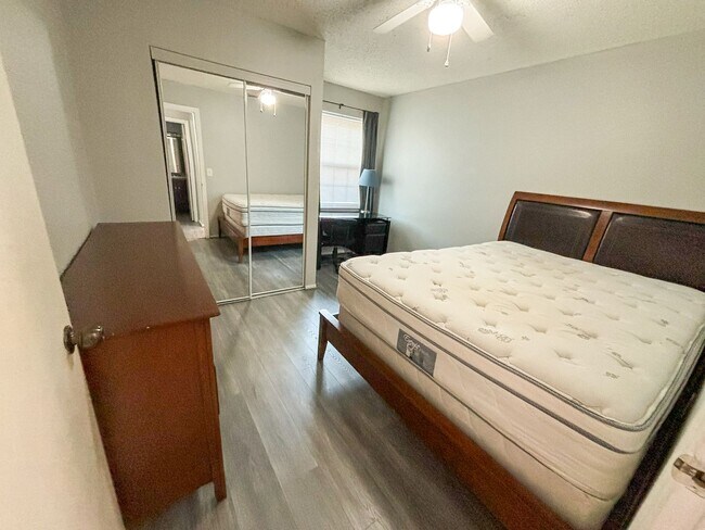 Building Photo - Windsor Park #317 - Pet Friendly!