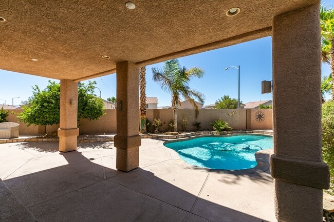 Building Photo - BEAUTIFUL POOL HOME W/RV