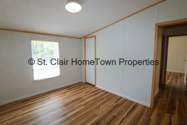 Building Photo - Large Home