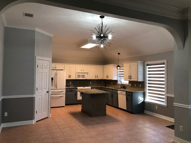 Building Photo - 6000 Zachary Cir
