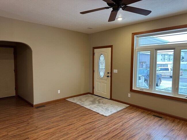Building Photo - 4 Bedroom Townhome