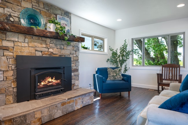 Building Photo - 1815 Lower Valley Rd