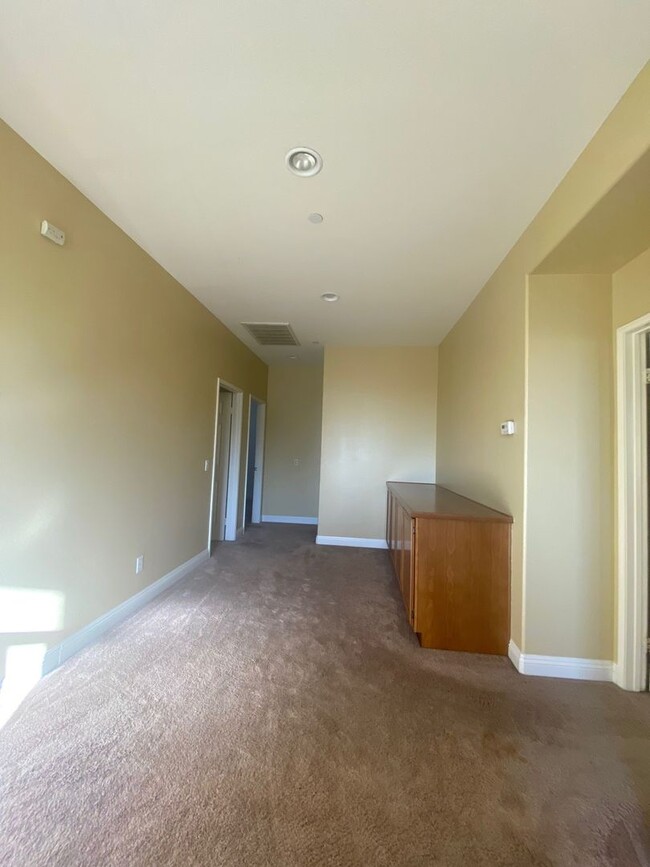 Building Photo - Loma Linda 4 Bedroom Located in Mission La...