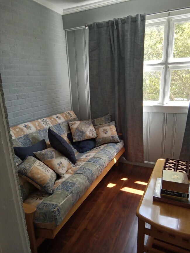 Building Photo - Fully Furnished Home Just Minutes From LU