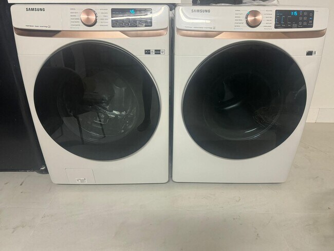 Building Photo - 18 Selby Ln