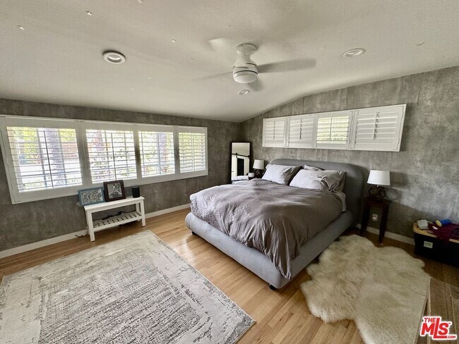 Building Photo - 22428 Victory Blvd