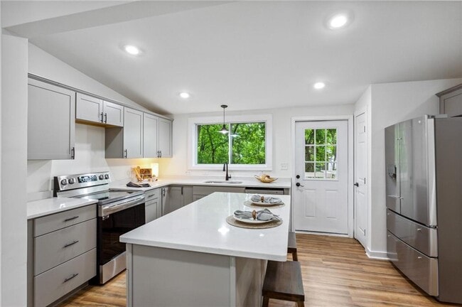 Building Photo - 698 Garibaldi St SW