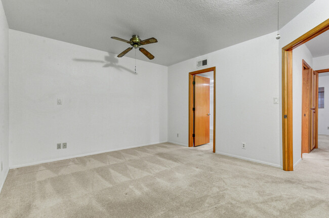 Building Photo - 1238 E Vogel Ave
