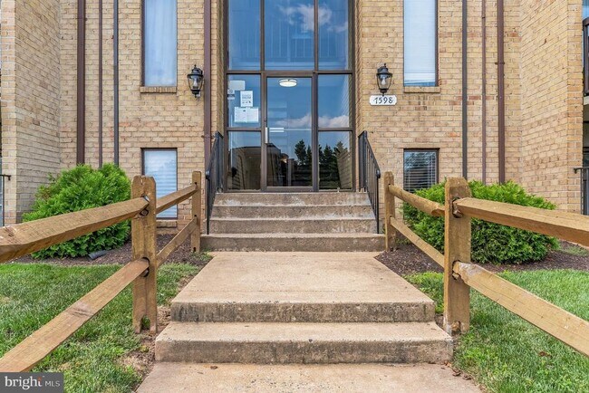 Building Photo - 7598 Gales Ct