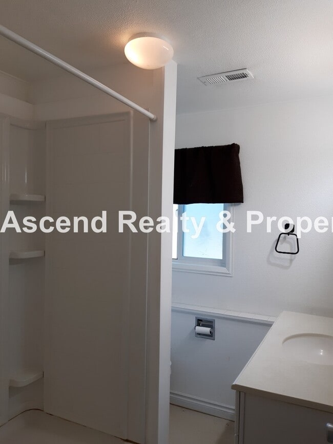 Building Photo - Updated 4 Bed on Cul de Sac Quick Access t...