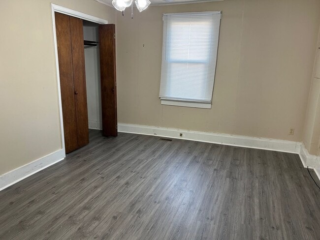 Building Photo - 2 Bedroom / 1 Bath Home Kingsport TN