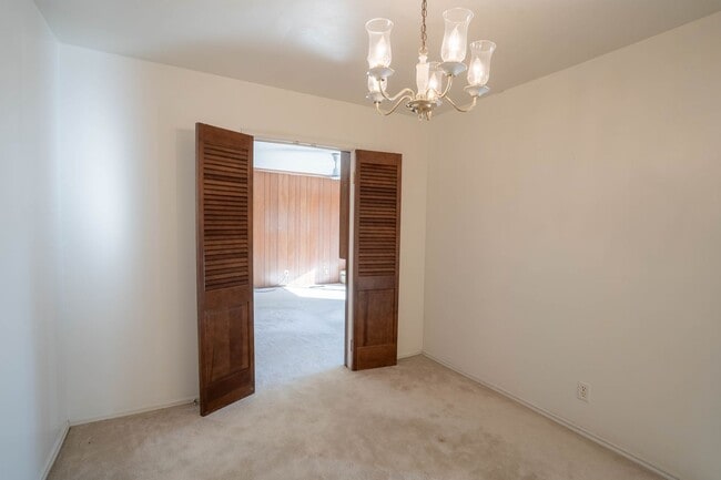 Building Photo - 3 Bed | 2 Bath in Central Tulsa!