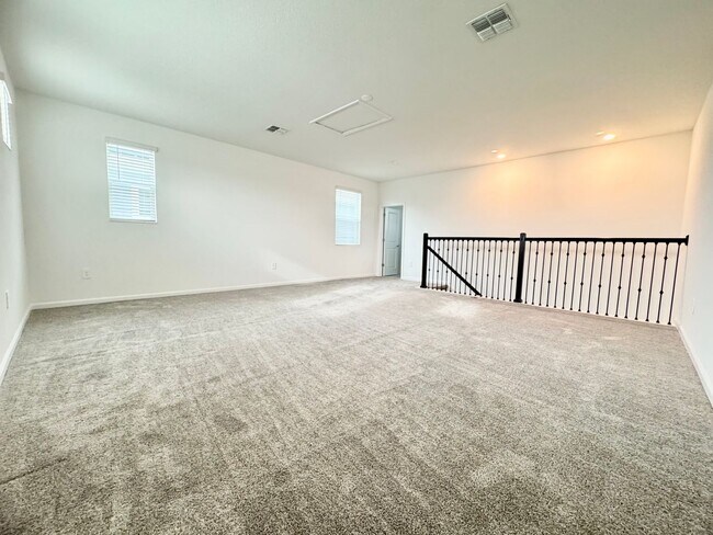 Building Photo - Like New - Large 4/4 Single Story Home wit...