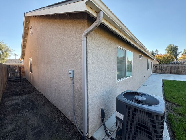 Building Photo - Beautiful Visalia Home Available Now!
