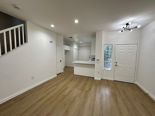 Building Photo - Townhouse at the Bordeaux Gated Community 3bed 2.5 bath