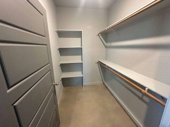 Building Photo - AVAILABLE NOW!