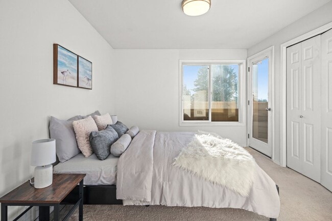 Building Photo - 3 bedroom Greenwood townhome with a view!