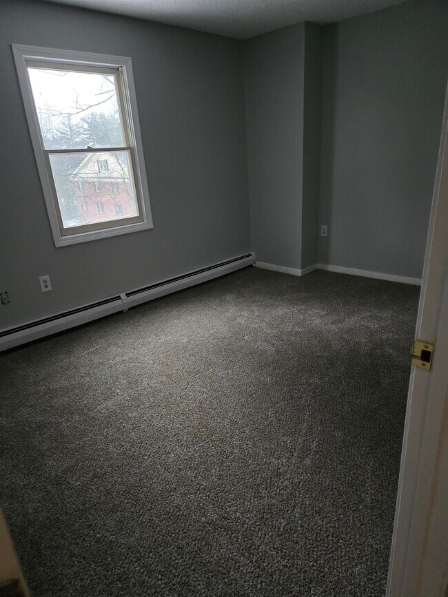 Building Photo - 4 Midhurst Rd