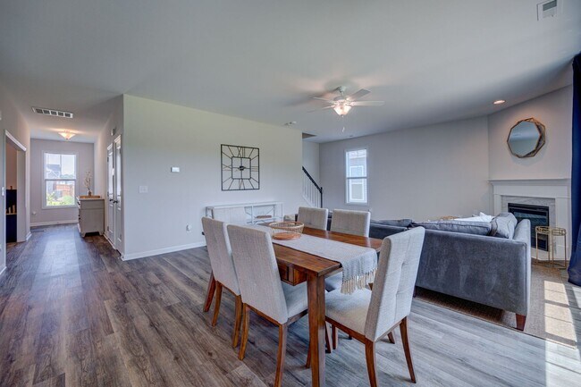 Building Photo - Luxurious 3 bedrooms 2.5 bath home in Nort...