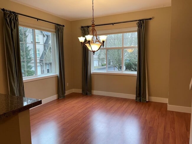 Building Photo - Stunning End Unit Townhome in desirable Redmond Ridge neighborhood; 2BD/2BA
