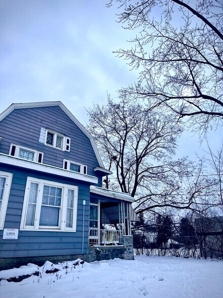 Building Photo - 265 Main St